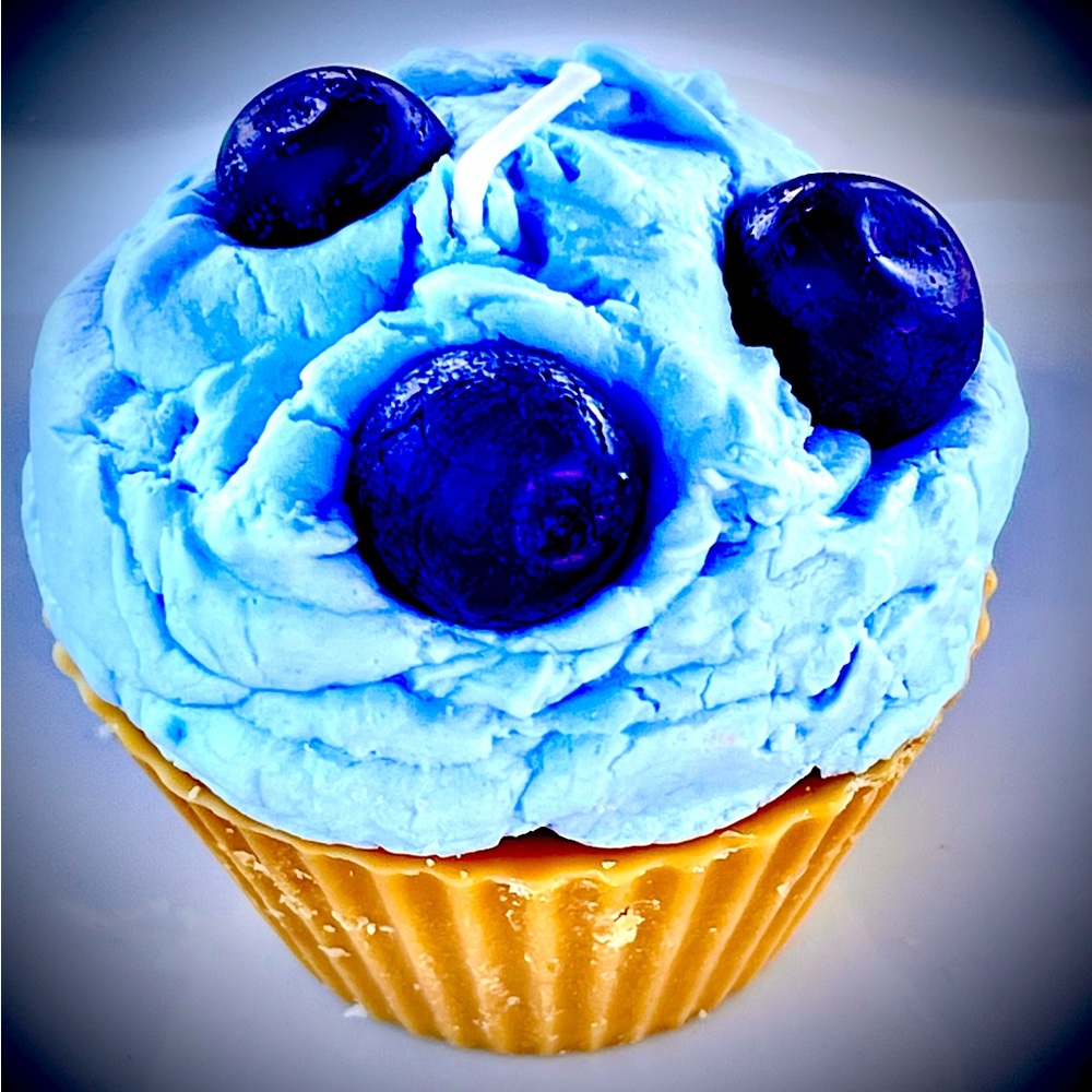 Cupcake candle that smell amazing and looks like real cupcakes.